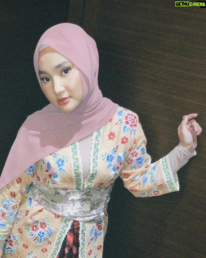 Fatin Shidqia Instagram - Selamat Hari Sumpah Pemuda!! 🎀 ⠀⠀⠀⠀⠀⠀⠀⠀⠀⠀⠀⠀ ⠀⠀⠀⠀⠀⠀⠀⠀⠀⠀⠀⠀ ⠀⠀⠀⠀⠀⠀⠀⠀⠀⠀⠀⠀ Kebaya by @batikchic.gallery Styled by @_gilygily Make up by @marshalontohmakeup Hijab styled by @awanisaw