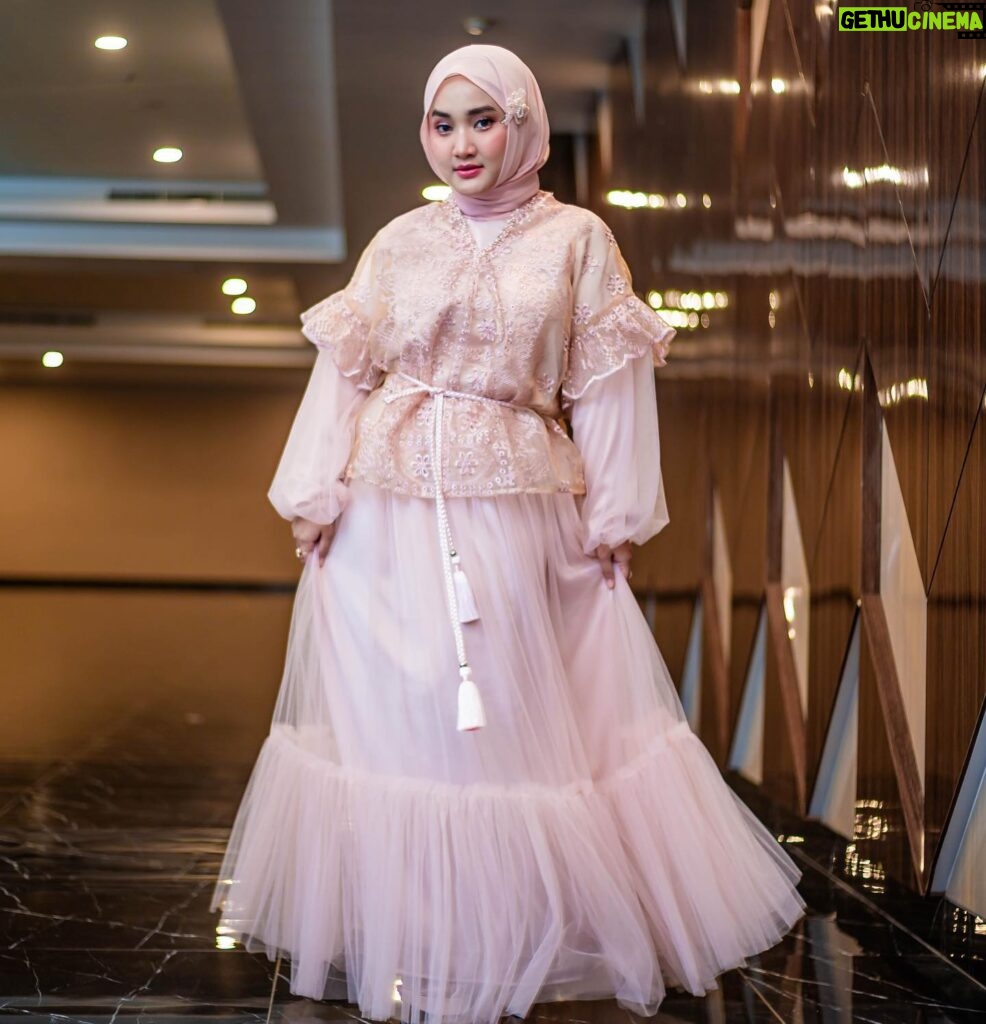 Fatin Shidqia Instagram - bukber sama kamunya kapaaaann? dress by @pixietale styled by @_gilygily @fadhilahzhr make up by @cantikawannadewi hijab styled by @awanisaw