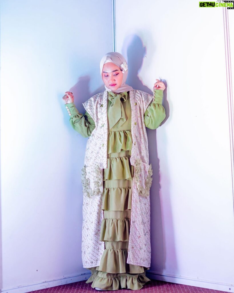 Fatin Shidqia Instagram - healthy veggie 🥦 ⠀⠀⠀⠀⠀⠀⠀⠀⠀⠀⠀⠀ ⠀⠀⠀⠀⠀⠀⠀⠀⠀⠀⠀⠀ ⠀⠀⠀⠀⠀⠀⠀⠀⠀⠀⠀⠀ Dress by @magdaraofficial Styled by @_gilygily Make up by @cantikawannadewi Hijab by @awanisaw