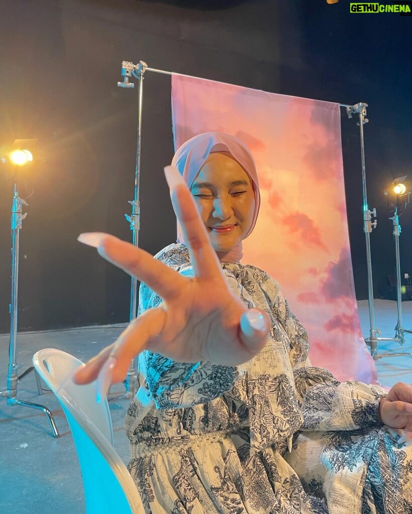 Fatin Shidqia Instagram - Aww malu bgeddd soalnya besok siang ada video baru di youtube aku,,, KITA NOBAR PREMIERE BARENG YAAA JAM 2 SIANG 🫣🤍 #BukanKamu