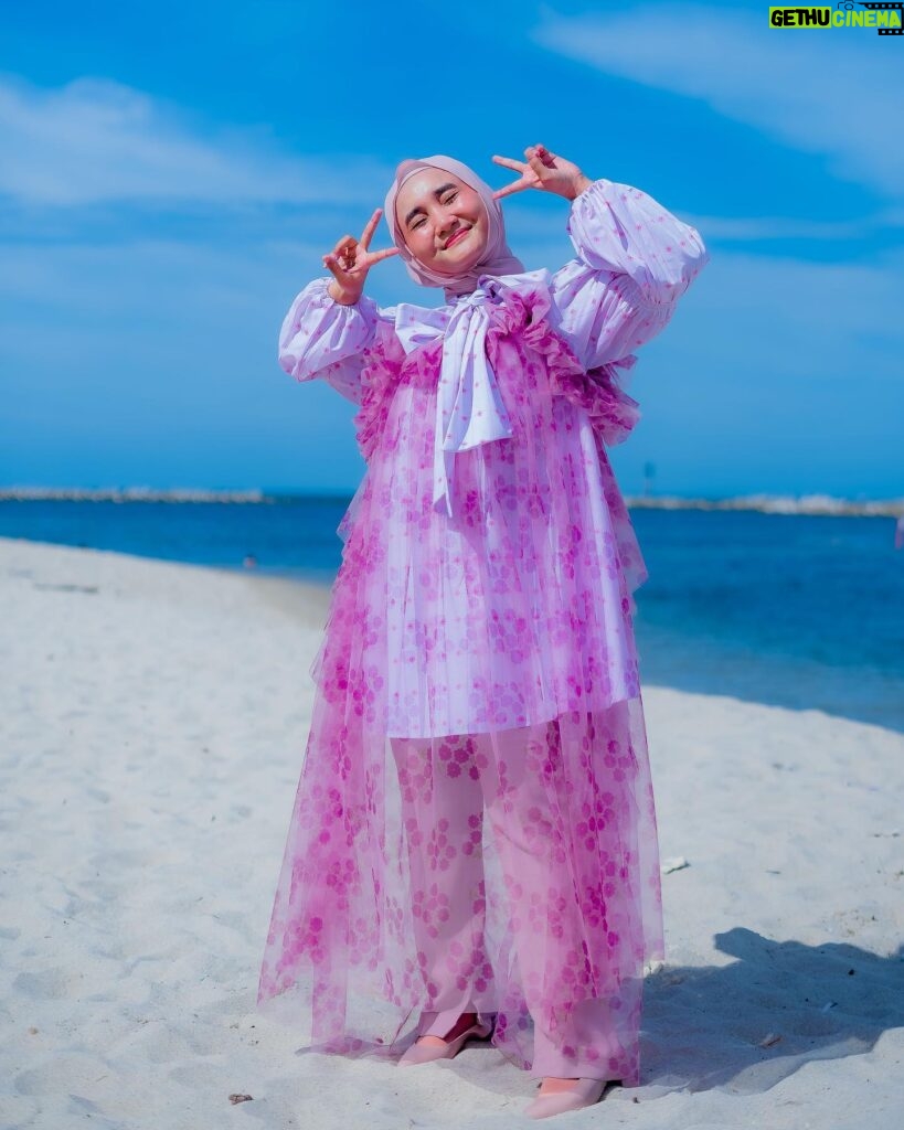 Fatin Shidqia Instagram - Silau bgt suer ⠀⠀⠀⠀⠀⠀⠀⠀⠀⠀⠀⠀ ⠀⠀⠀⠀⠀⠀⠀⠀⠀⠀⠀⠀ ⠀⠀⠀⠀⠀⠀⠀⠀⠀⠀⠀⠀ Outfit by @hijabchic Styled by @_gilygily