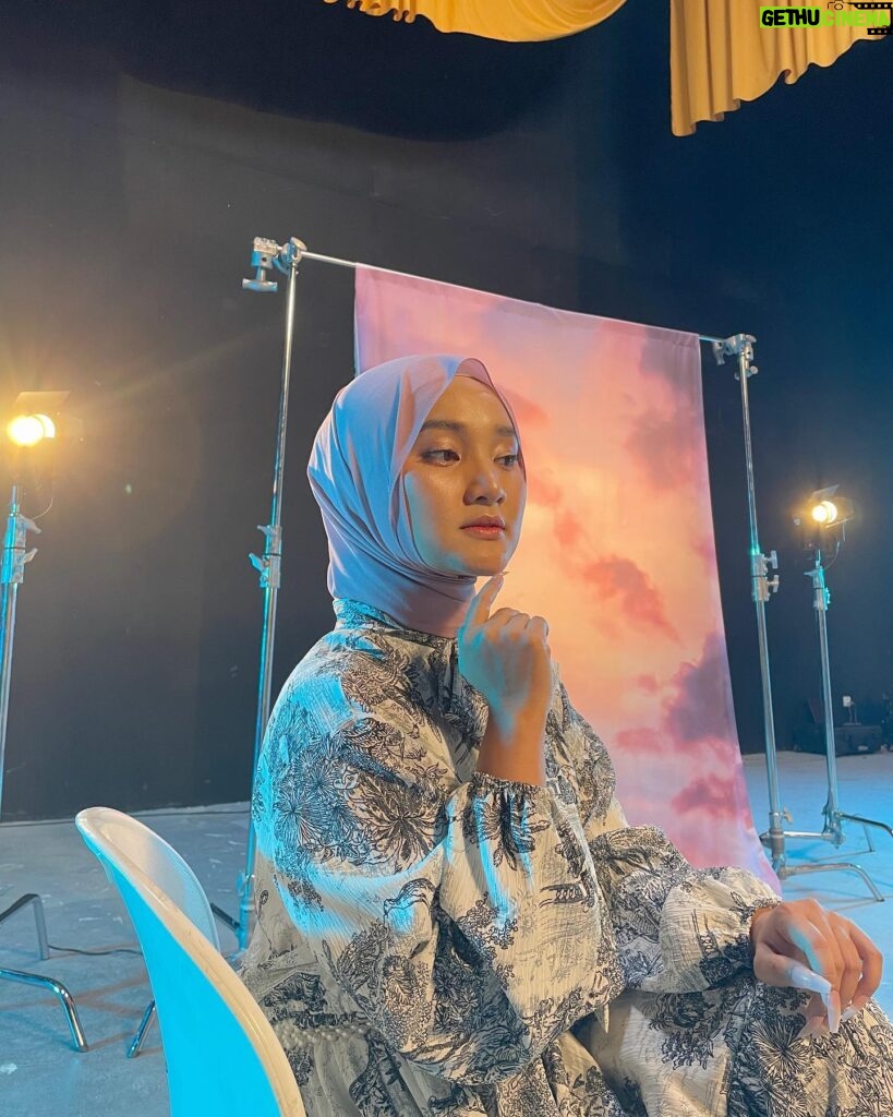 Fatin Shidqia Instagram - Aww malu bgeddd soalnya besok siang ada video baru di youtube aku,,, KITA NOBAR PREMIERE BARENG YAAA JAM 2 SIANG 🫣🤍 #BukanKamu