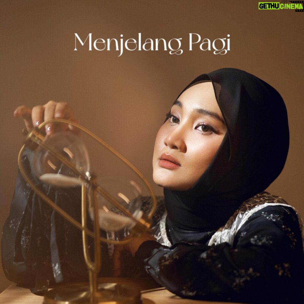 Fatin Shidqia Instagram - Daridulu pingin bgt punya lagu putus yang bener-bener baru putus, IT'S HERE NOOWW! bagian mana yang paling kalian suka?? Tell meeeeee! #MenjelangPagi