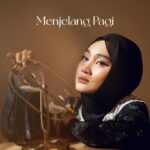 Fatin Shidqia Instagram – Daridulu pingin bgt punya lagu putus yang bener-bener baru putus,

IT’S HERE NOOWW!

bagian mana yang paling kalian suka?? Tell meeeeee!

#MenjelangPagi