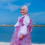 Fatin Shidqia Instagram - Silau bgt suer ⠀⠀⠀⠀⠀⠀⠀⠀⠀⠀⠀⠀ ⠀⠀⠀⠀⠀⠀⠀⠀⠀⠀⠀⠀ ⠀⠀⠀⠀⠀⠀⠀⠀⠀⠀⠀⠀ Outfit by @hijabchic Styled by @_gilygily