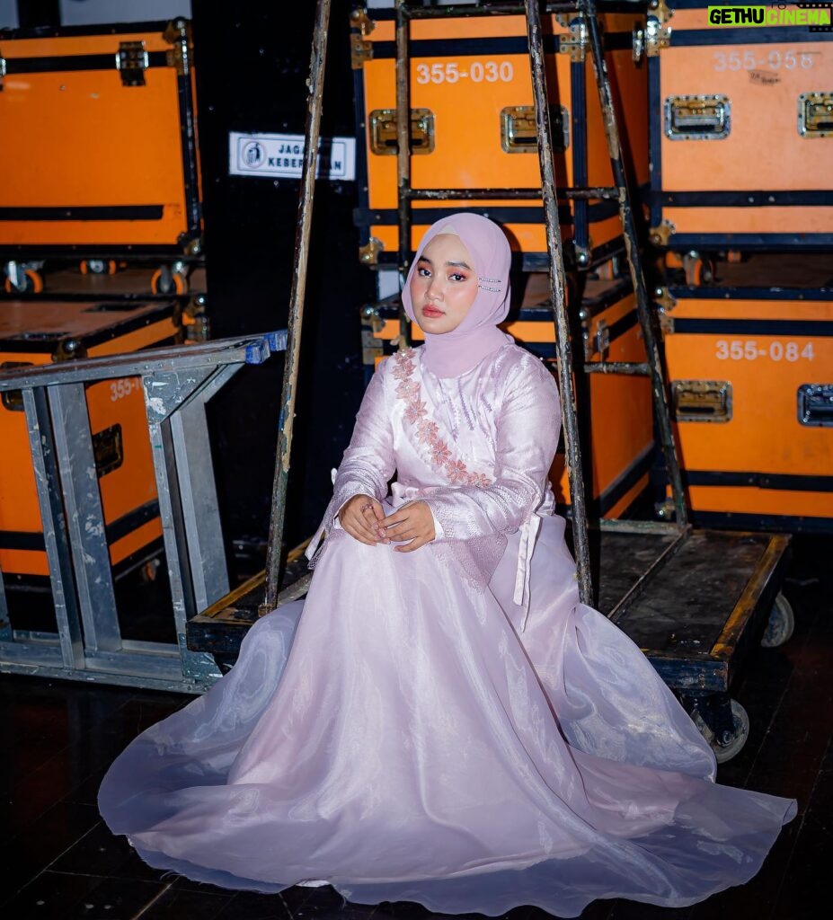 Fatin Shidqia Instagram - don't let me slip through your fingers.. ⠀⠀⠀⠀⠀⠀⠀⠀⠀⠀⠀⠀ ⠀⠀⠀⠀⠀⠀⠀⠀⠀⠀⠀⠀ ⠀⠀⠀⠀⠀⠀⠀⠀⠀⠀⠀⠀ Dress by @hannylovellyofficial @hanlovfashion Styled by @_gilygily Make up by @cantikawannadewi Hijab by @awanisaw