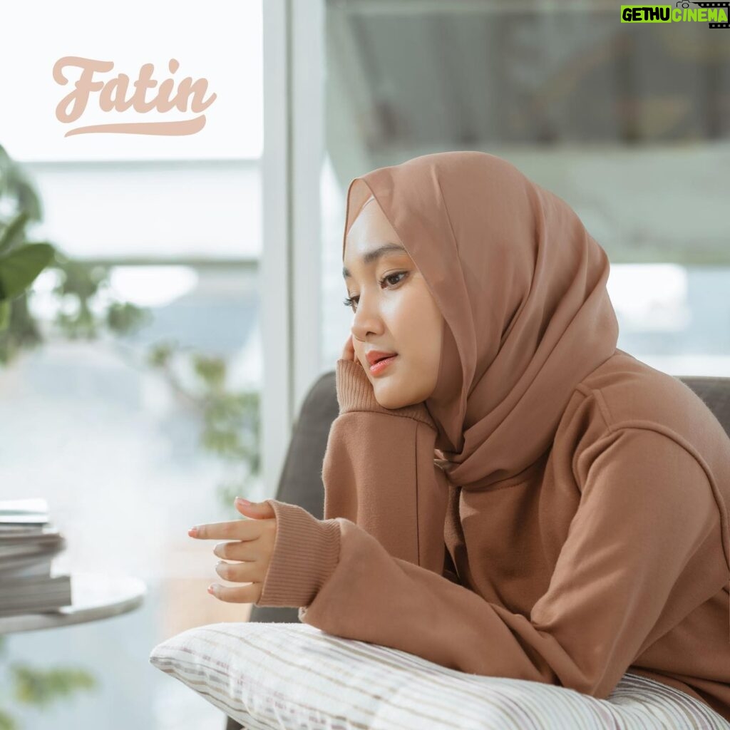 Fatin Shidqia Instagram - #InginBertemuLagi udah bisa kalian dengerin di semua digital platform musik!!! AASGDJSLAFJH AKHIRNYAA, lagu ini adalah karya pertama yang aku kerjain bareng Kak Rian D'Masiv. Selamat menikmati anak baru akuuu! Semoga kalian sukaaaa!! ❤️🥺