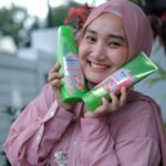 Fatin Shidqia Instagram - Siapa yang abis kena hujan langsung disuruh mandii?? ⠀⠀⠀⠀⠀⠀⠀⠀⠀⠀⠀⠀ Yess kita samaa toss! Hahaha, jangan lupa keramasnya tetepp pake Rejoice Jeju Rose, belinya di Indomaret yaaah! 😽 #RambutNoDrama