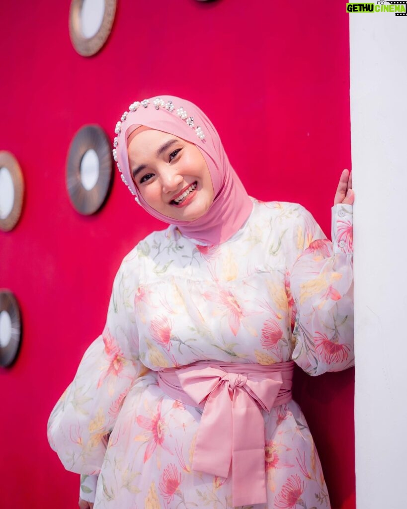 Fatin Shidqia Instagram - ke pasar beli mangga, pinjem dulu seratus? ⠀⠀⠀⠀⠀⠀⠀⠀⠀⠀⠀⠀ ⠀⠀⠀⠀⠀⠀⠀⠀⠀⠀⠀⠀ ⠀⠀⠀⠀⠀⠀⠀⠀⠀⠀⠀⠀ outfit by @sidelinelabel make up by @cantikawannadewi hijab styled by @awanisaw photographed by @azzamphoto