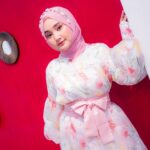 Fatin Shidqia Instagram – ke pasar beli mangga,
pinjem dulu seratus?
 ⠀⠀⠀⠀⠀⠀⠀⠀⠀⠀⠀⠀
 ⠀⠀⠀⠀⠀⠀⠀⠀⠀⠀⠀⠀
 ⠀⠀⠀⠀⠀⠀⠀⠀⠀⠀⠀⠀
outfit by @sidelinelabel 
make up by @cantikawannadewi 
hijab styled by @awanisaw 
photographed by @azzamphoto