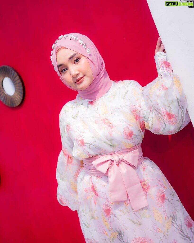 Fatin Shidqia Instagram - ke pasar beli mangga, pinjem dulu seratus? ⠀⠀⠀⠀⠀⠀⠀⠀⠀⠀⠀⠀ ⠀⠀⠀⠀⠀⠀⠀⠀⠀⠀⠀⠀ ⠀⠀⠀⠀⠀⠀⠀⠀⠀⠀⠀⠀ outfit by @sidelinelabel make up by @cantikawannadewi hijab styled by @awanisaw photographed by @azzamphoto