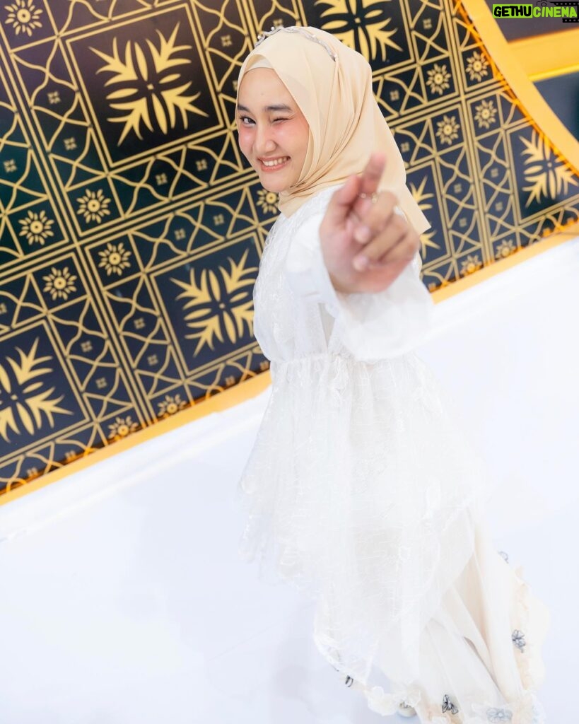 Fatin Shidqia Instagram - putih-putih tapi bukan akad ⠀⠀⠀⠀⠀⠀⠀⠀⠀⠀⠀⠀ ⠀⠀⠀⠀⠀⠀⠀⠀⠀⠀⠀⠀ ⠀⠀⠀⠀⠀⠀⠀⠀⠀⠀⠀⠀ top by @heylocal.id skirt by @maima.indonesia styled by @_gilygily photographed by @deakenw