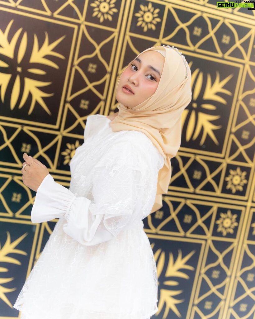 Fatin Shidqia Instagram - putih-putih tapi bukan akad ⠀⠀⠀⠀⠀⠀⠀⠀⠀⠀⠀⠀ ⠀⠀⠀⠀⠀⠀⠀⠀⠀⠀⠀⠀ ⠀⠀⠀⠀⠀⠀⠀⠀⠀⠀⠀⠀ top by @heylocal.id skirt by @maima.indonesia styled by @_gilygily photographed by @deakenw