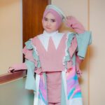 Fatin Shidqia Instagram - Kalo main hp mulu kapan jemputnya kamuuu 😠 ⠀⠀⠀⠀⠀⠀⠀⠀⠀⠀⠀⠀ ⠀⠀⠀⠀⠀⠀⠀⠀⠀⠀⠀⠀ ⠀⠀⠀⠀⠀⠀⠀⠀⠀⠀⠀⠀ Outfit by @aseefa.official Styled by @_gilygily Hijab by @awanisaw Make up by @cantikawannadewi
