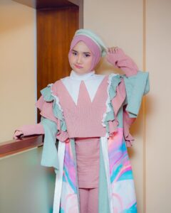 Fatin Shidqia Instagram - Kalo main hp mulu kapan jemputnya kamuuu 😠 ⠀⠀⠀⠀⠀⠀⠀⠀⠀⠀⠀⠀ ⠀⠀⠀⠀⠀⠀⠀⠀⠀⠀⠀⠀ ⠀⠀⠀⠀⠀⠀⠀⠀⠀⠀⠀⠀ Outfit by @aseefa.official Styled by @_gilygily Hijab by @awanisaw Make up by @cantikawannadewi
