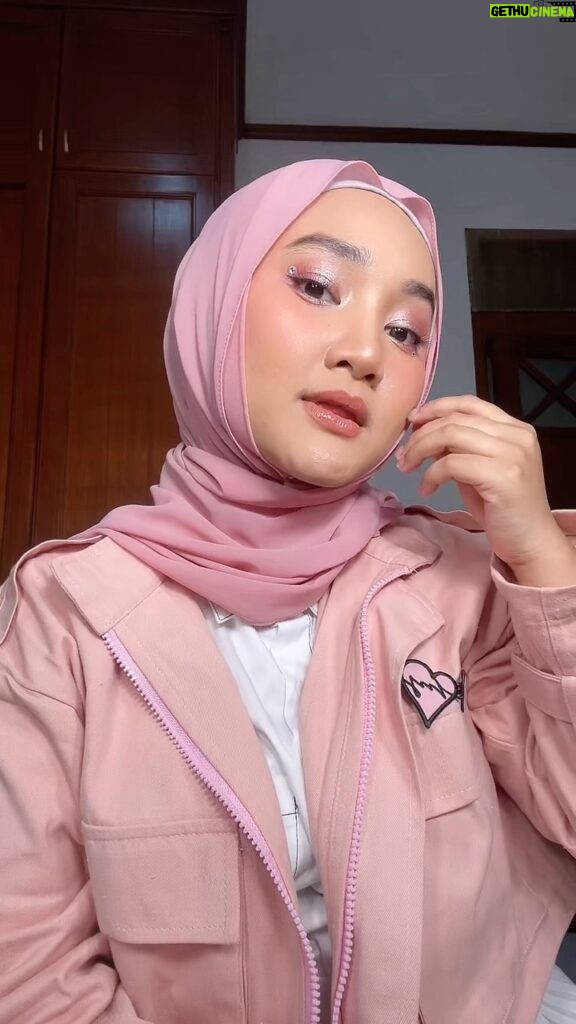 Fatin Shidqia Instagram - Makeup sangat membantu muka yang tidurnya kurang ya... tapi ngga separah temen aku, ngga tidur seminggu!!! Dengerin aja langsung Bisik-Bisik Senada di Spotify biar lgsg tau siapa pelakunya 🥲