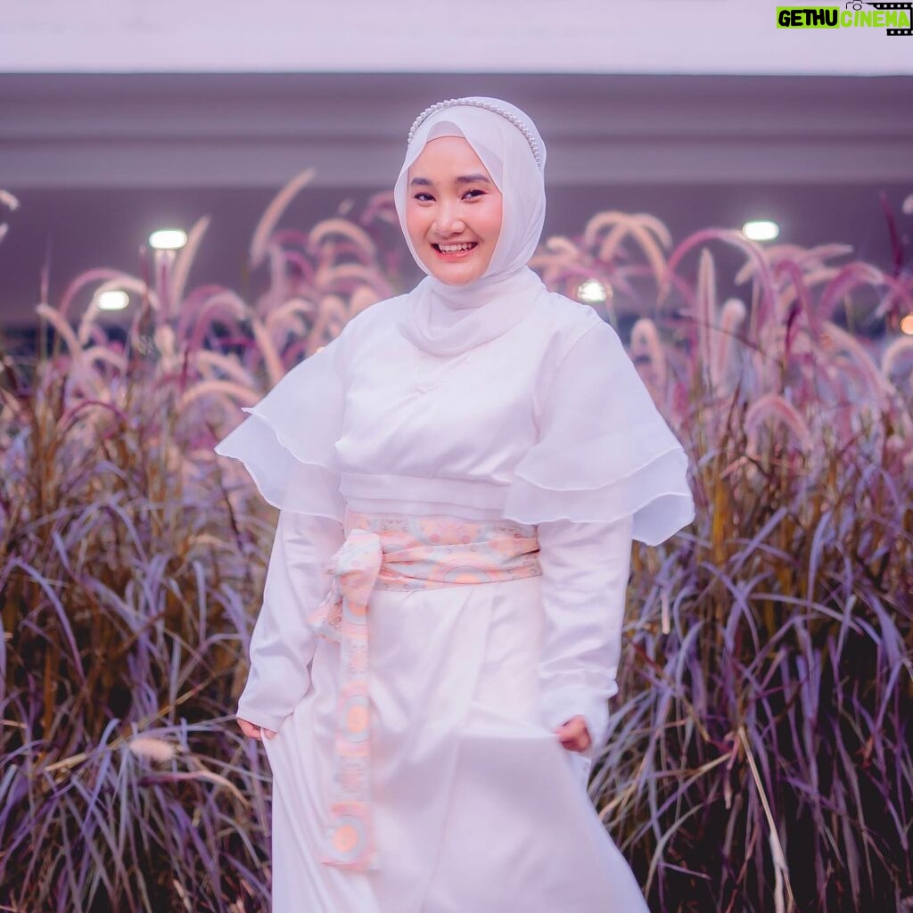 Fatin Shidqia Instagram - yours trulyyyy 🤍 ⠀⠀⠀⠀⠀⠀⠀⠀⠀⠀⠀⠀ ⠀⠀⠀⠀⠀⠀⠀⠀⠀⠀⠀⠀ ⠀⠀⠀⠀⠀⠀⠀⠀⠀⠀⠀⠀ Dress by @knw.brand Styled by @_gilygily Make up by @marshalontohmakeup Hijab by @awanisaw