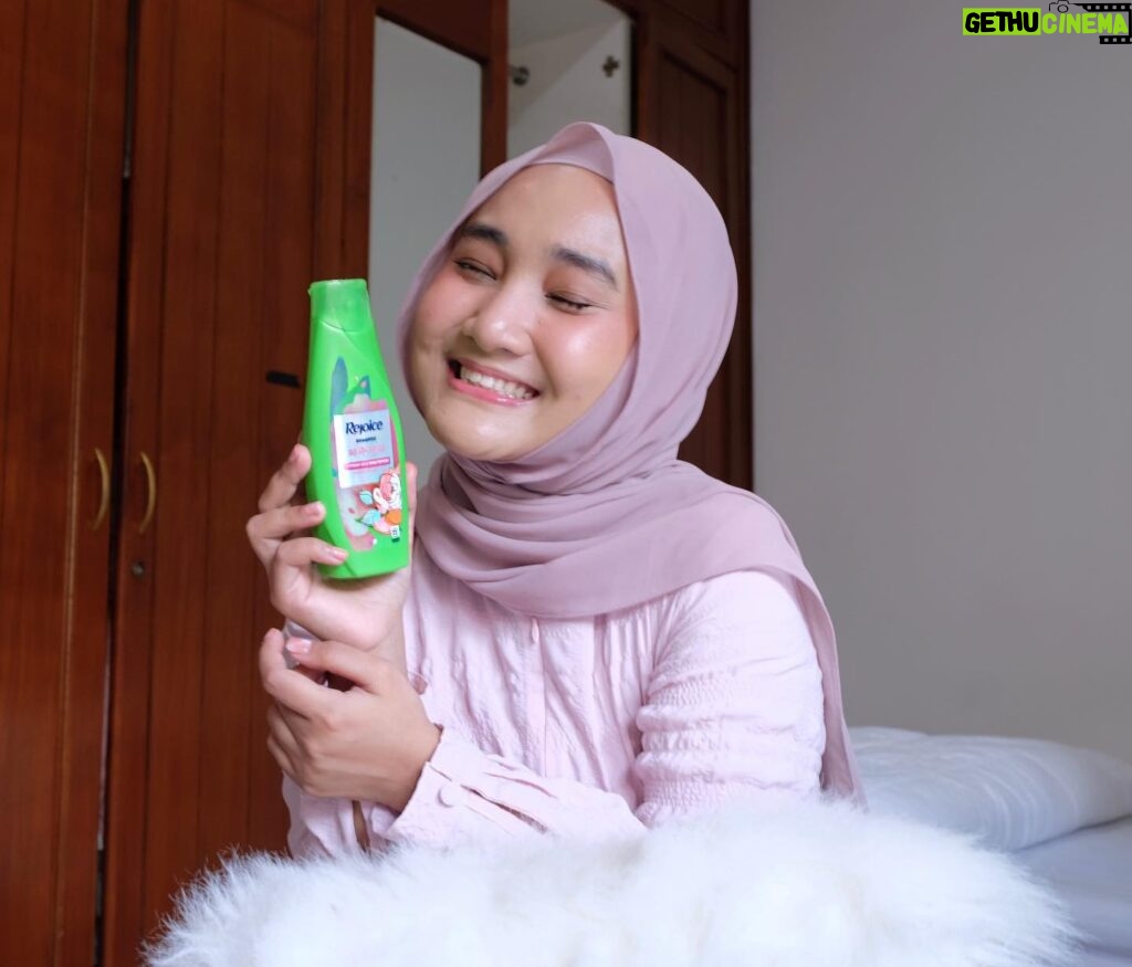 Fatin Shidqia Instagram - Musim hujan nih bund, bawaannya mager, mager mandi juga... HAHAHA Nggakpapa deh asal sekalinya mandi, keramasnya pake Rejoice Jeju Rose biar wangiii dan lembuttt sampe lusaa! 🤍 #RambutKDrama #KibasSampaiLusa