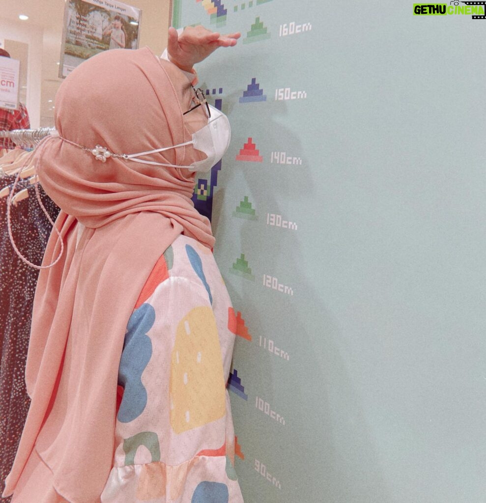 Fatin Shidqia Instagram - Wow aku tumbuh 12 cm!!!?! Alias boong ini aku jinjit bgt nyaris lompat