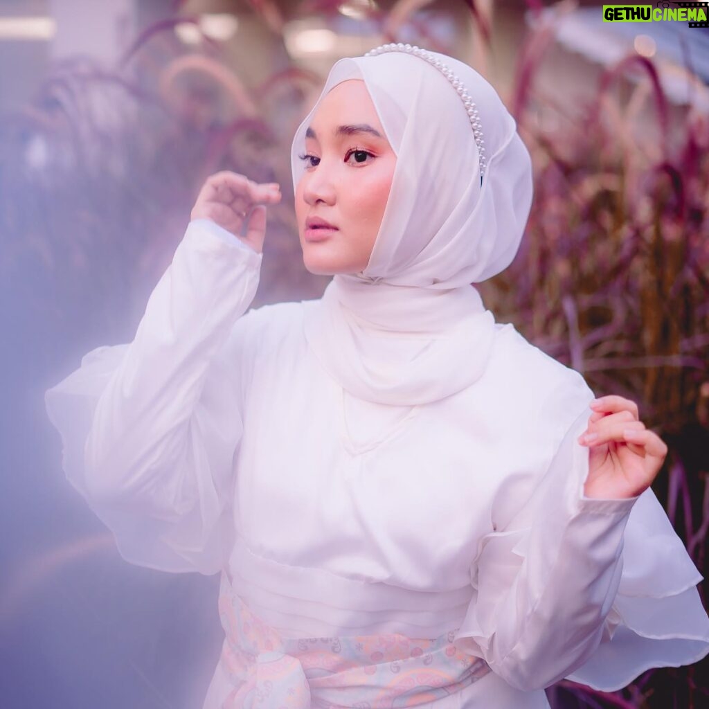 Fatin Shidqia Instagram - yours trulyyyy 🤍 ⠀⠀⠀⠀⠀⠀⠀⠀⠀⠀⠀⠀ ⠀⠀⠀⠀⠀⠀⠀⠀⠀⠀⠀⠀ ⠀⠀⠀⠀⠀⠀⠀⠀⠀⠀⠀⠀ Dress by @knw.brand Styled by @_gilygily Make up by @marshalontohmakeup Hijab by @awanisaw
