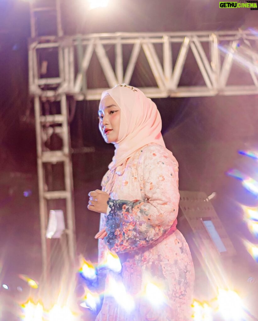 Fatin Shidqia Instagram - hut 25 tahun Banjarbaru!! sewruuuuuu 🫶🏼✨ dress by @callathelabel styled by @_gilygily make up by me HEHE :3