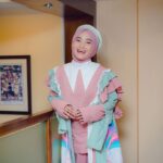 Fatin Shidqia Instagram - Kalo main hp mulu kapan jemputnya kamuuu 😠 ⠀⠀⠀⠀⠀⠀⠀⠀⠀⠀⠀⠀ ⠀⠀⠀⠀⠀⠀⠀⠀⠀⠀⠀⠀ ⠀⠀⠀⠀⠀⠀⠀⠀⠀⠀⠀⠀ Outfit by @aseefa.official Styled by @_gilygily Hijab by @awanisaw Make up by @cantikawannadewi