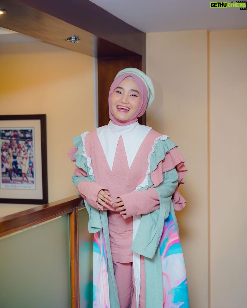 Fatin Shidqia Instagram - Kalo main hp mulu kapan jemputnya kamuuu 😠 ⠀⠀⠀⠀⠀⠀⠀⠀⠀⠀⠀⠀ ⠀⠀⠀⠀⠀⠀⠀⠀⠀⠀⠀⠀ ⠀⠀⠀⠀⠀⠀⠀⠀⠀⠀⠀⠀ Outfit by @aseefa.official Styled by @_gilygily Hijab by @awanisaw Make up by @cantikawannadewi