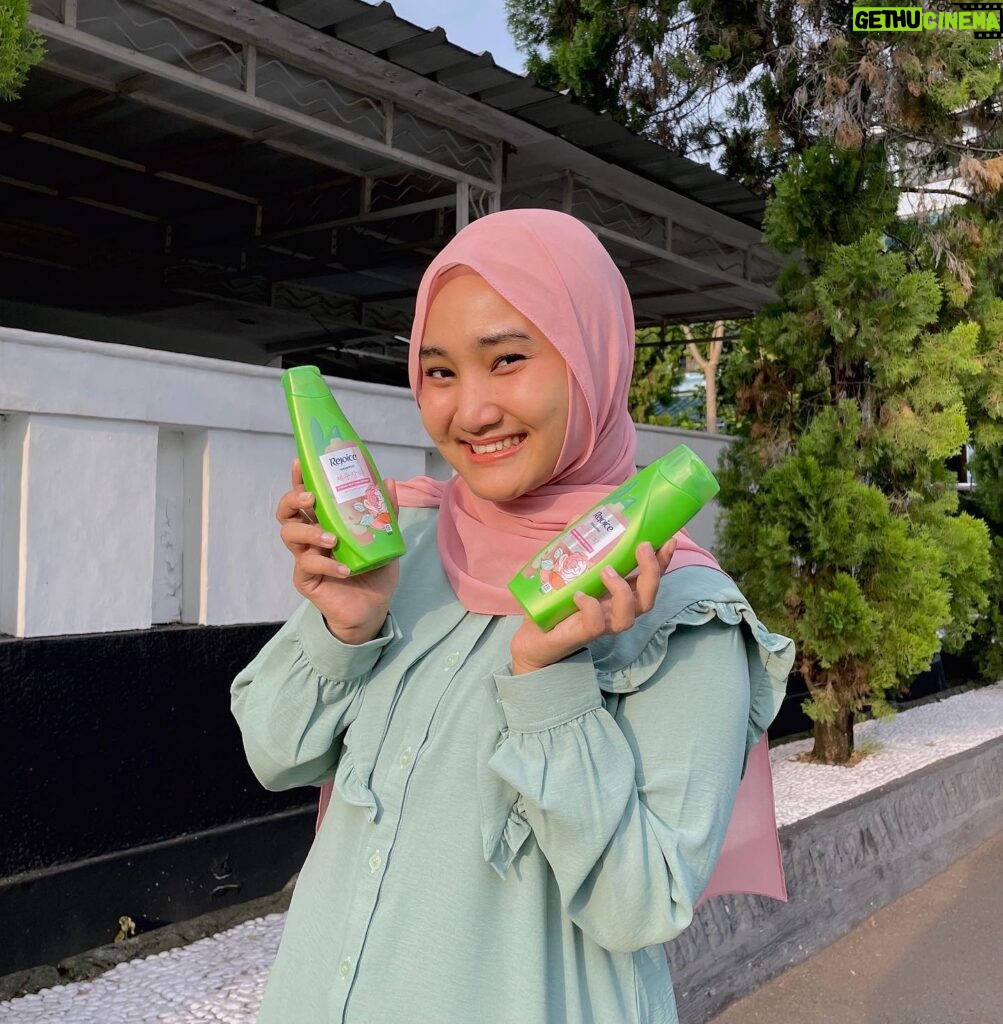 Fatin Shidqia Instagram - Biasanya kalau awal tahun kaya gini tu ambience-nya pasti semangat dan produkti banget, yang pasti tetep ditemenin sama shampoo kesayangan aku Rejoice, tapi kali ini yang Jeju Rose biar rambut berasa wangi mawar ala ala Korea gicuuuw! 🥰 #KibasSampaiLusa #RambutKDrama