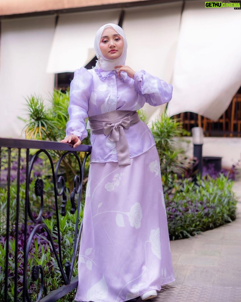 Fatin Shidqia Instagram - on to better things ✨ ⠀⠀⠀⠀⠀⠀⠀⠀⠀⠀⠀⠀ ⠀⠀⠀⠀⠀⠀⠀⠀⠀⠀⠀⠀ ⠀⠀⠀⠀⠀⠀⠀⠀⠀⠀⠀⠀ Outfit by @knw.brand Styled by @_gilygily Make up by @cantikawannadewi Hijab by @awanisaw