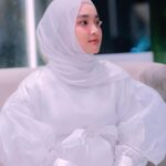 Fatin Shidqia Instagram – Lebaran nih.. kamu ngga mau makan ketupat ke rumah?

Outfit by @knw.brand 
Styled by @_gilygily