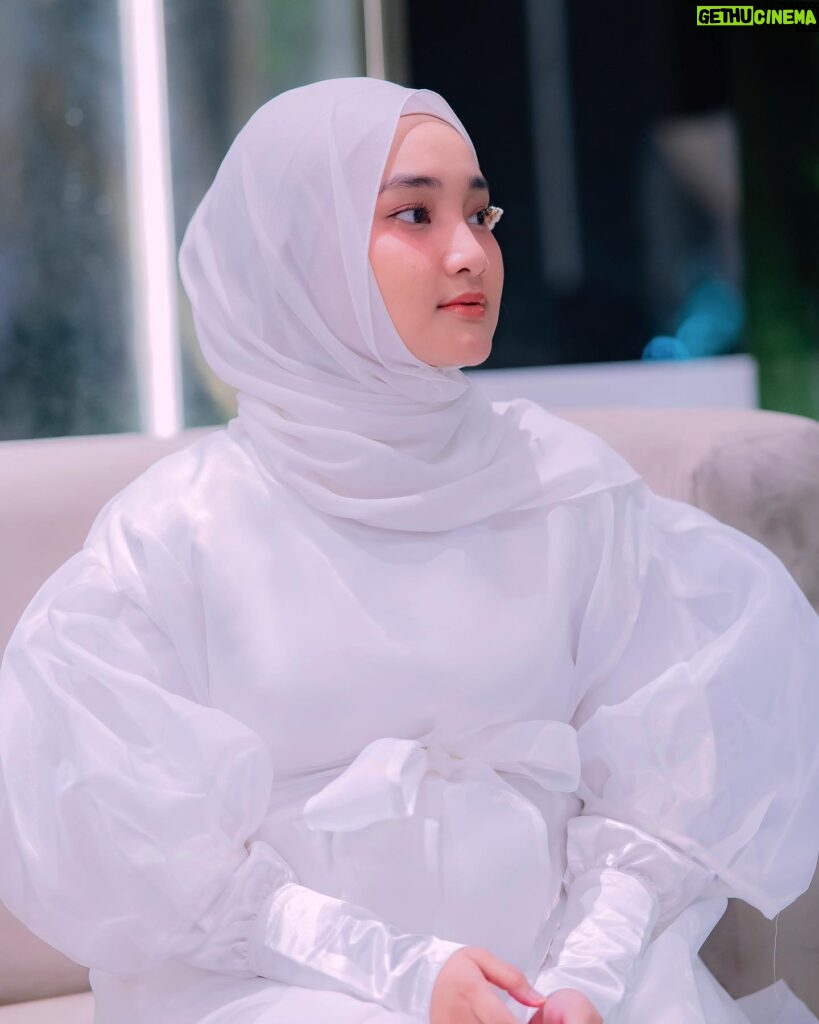 Fatin Shidqia Instagram - Lebaran nih.. kamu ngga mau makan ketupat ke rumah? Outfit by @knw.brand Styled by @_gilygily