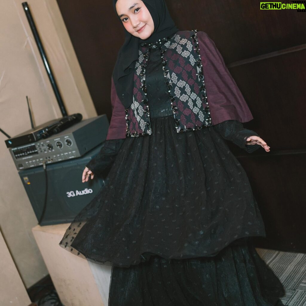 Fatin Shidqia Instagram - semua terasa serba salah, bila jauh tanpamuuu ⠀⠀⠀⠀⠀⠀⠀⠀⠀⠀⠀⠀ ⠀⠀⠀⠀⠀⠀⠀⠀⠀⠀⠀⠀ ⠀⠀⠀⠀⠀⠀⠀⠀⠀⠀⠀⠀ dress by @neeraalatas_official styled by @_gilygily photographed by @deakenw