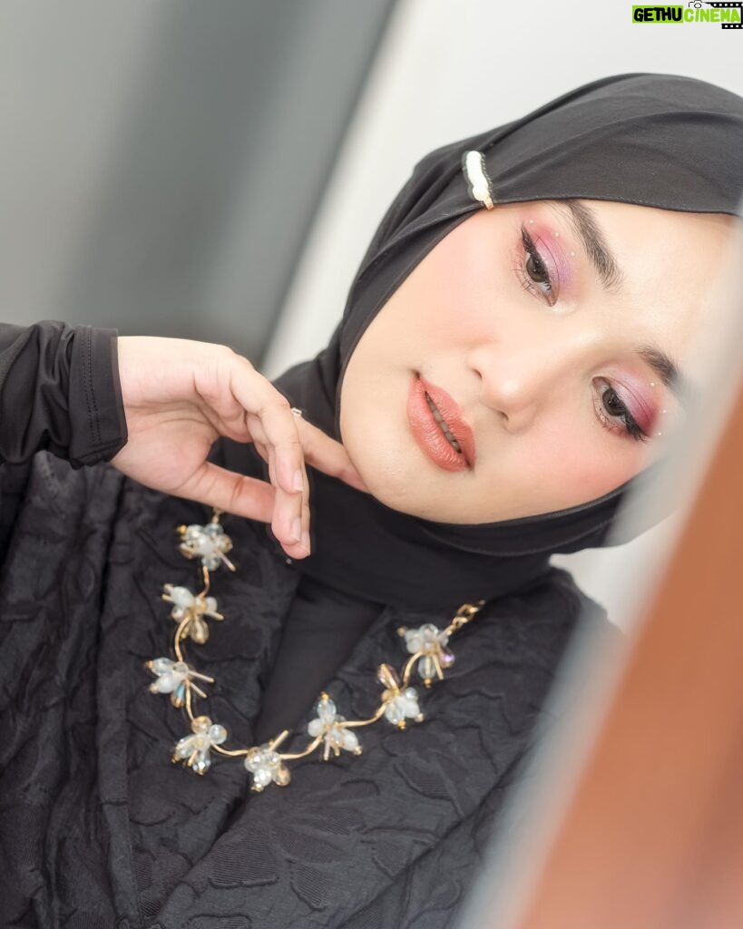 Fatin Shidqia Instagram - mirror, mirror... 🖤 ⠀⠀⠀⠀⠀⠀⠀⠀⠀⠀⠀⠀ ⠀⠀⠀⠀⠀⠀⠀⠀⠀⠀⠀⠀ ⠀⠀⠀⠀⠀⠀⠀⠀⠀⠀⠀⠀ Dress by @holypeony.id Styled by @_gilygily Makeup by @cantikawannadewi Hijab by @awanisaw Photographed by @wirananda_ashari