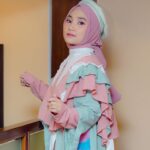 Fatin Shidqia Instagram - Kalo main hp mulu kapan jemputnya kamuuu 😠 ⠀⠀⠀⠀⠀⠀⠀⠀⠀⠀⠀⠀ ⠀⠀⠀⠀⠀⠀⠀⠀⠀⠀⠀⠀ ⠀⠀⠀⠀⠀⠀⠀⠀⠀⠀⠀⠀ Outfit by @aseefa.official Styled by @_gilygily Hijab by @awanisaw Make up by @cantikawannadewi