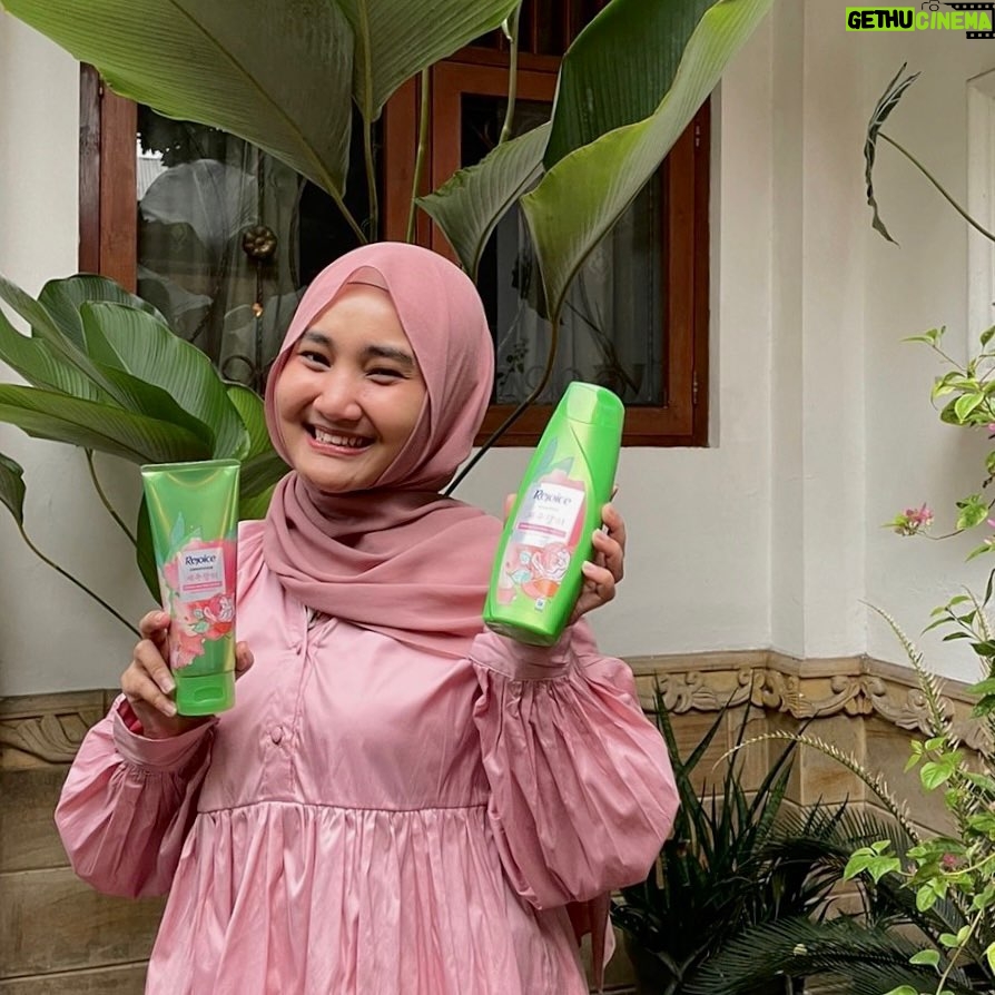 Fatin Shidqia Instagram - Masih setia sama yang selalu ada @Rejoice.id Jeju Rose, karena sekarang shamponya ada yang ukuran 340 ml dan bisa langsung dibeli di @alfamart, teruuss ada conditioner-nya juga yang udah available di supermarket terdekat! Siapa yang udah punya?? 😚#RambutNoDrama