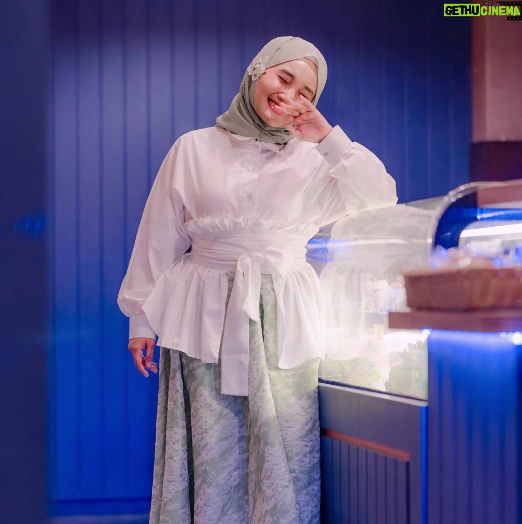 Fatin Shidqia Instagram - Aww jadi salting~ ⠀⠀⠀⠀⠀⠀⠀⠀⠀⠀⠀⠀ ⠀⠀⠀⠀⠀⠀⠀⠀⠀⠀⠀⠀ ⠀⠀⠀⠀⠀⠀⠀⠀⠀⠀⠀⠀ Outfit by @sidelinelabel Styled by @_gilygily