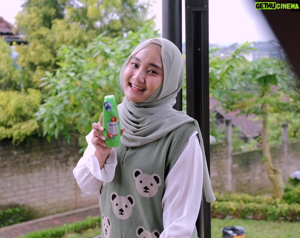 Fatin Shidqia Instagram - Kalau udah masuk Desember sih biasanya waktunya kita-kita ngomongin resolusi yaa bund, udah ada plan apaa aja nihh untuk 2022?? Resolusi udah pasti harus lebih baik, tapi soal shampoo ga ada yang lebih baik dari Rejoice, jiaaakhh~ 😉 #KibasSampaiLusa