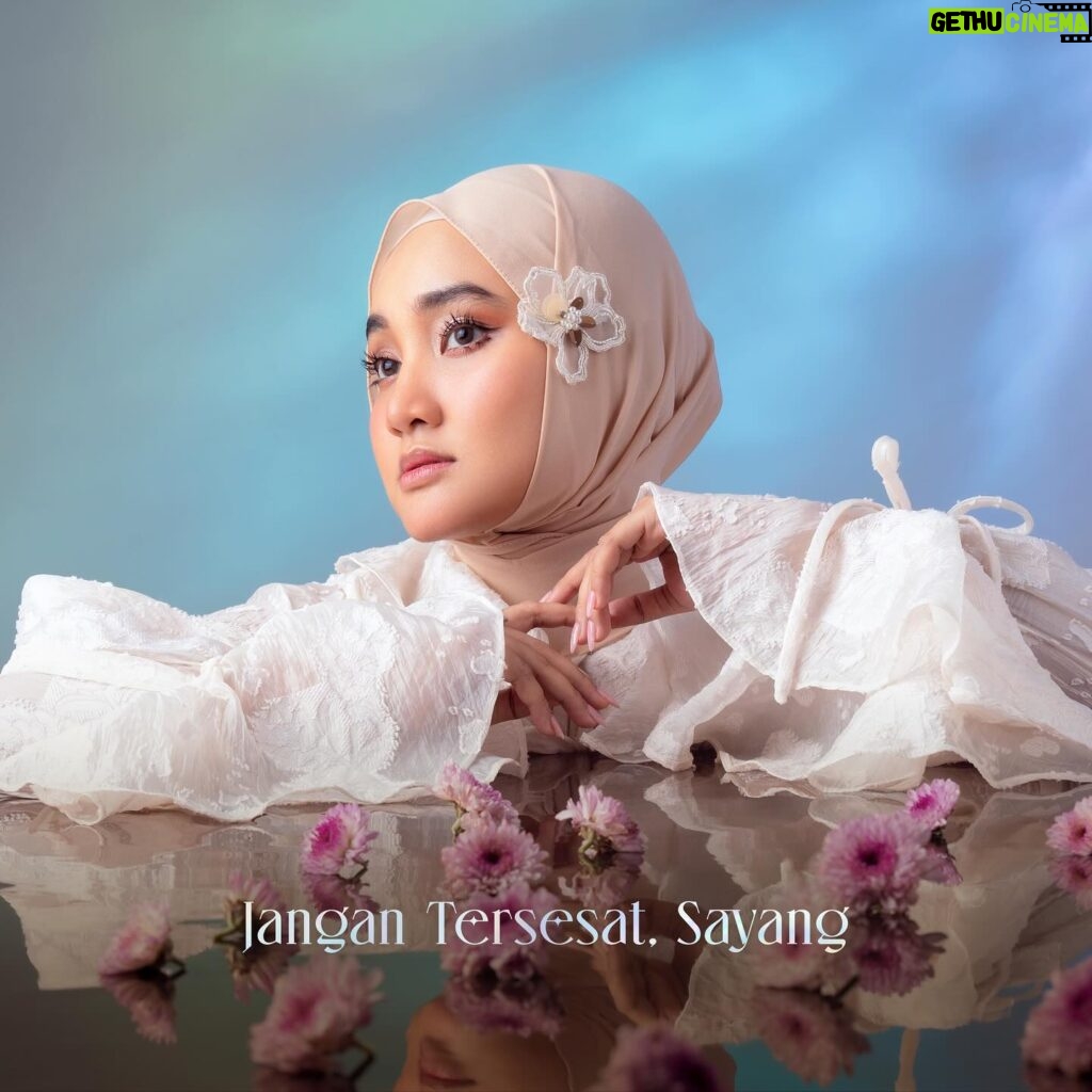 Fatin Shidqia Instagram - Jangan Tersesat Sayang, lagu yang sekarang lagi jadi “pelukan” untuk diri sendiri, udah lahiiirrr! :’) Terima kasih untuk Kak @dimaswibisana dan Kak @bianca_nelwan atas lagu indahnya, suka bangeeet dari masih demo aja udah didengerin terusss!! 🥺 Terima kasih juga Kak @kamga_mo udah nge-direct rekaman jadi superr enjoy nyanyinya!! 🫶🏼 Dan pastinya, terima kasih labelkuuu @sonymusicid untuk yang selama 10 tahun berkarir sudah mewarnai, you know who you are, thank you. 🤍 Photographed by @agumons Styled by @_gilygily @fadhilahzhr Wardrobe by @alezalabel Hijab by @awanisaw Make up by @yoanyuana