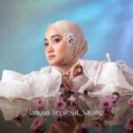 Fatin Shidqia Instagram – Jangan Tersesat Sayang, lagu yang sekarang lagi jadi “pelukan” untuk diri sendiri, udah lahiiirrr! :’)

Terima kasih untuk Kak @dimaswibisana dan Kak @bianca_nelwan atas lagu indahnya, suka bangeeet dari masih demo aja udah didengerin terusss!! 🥺
Terima kasih juga Kak @kamga_mo udah nge-direct rekaman jadi superr enjoy nyanyinya!! 🫶🏼
Dan pastinya, terima kasih labelkuuu @sonymusicid 

untuk yang selama 10 tahun berkarir sudah mewarnai, you know who you are, thank you. 🤍

Photographed by @agumons 
Styled by @_gilygily @fadhilahzhr 
Wardrobe by @alezalabel 
Hijab by @awanisaw 
Make up by @yoanyuana