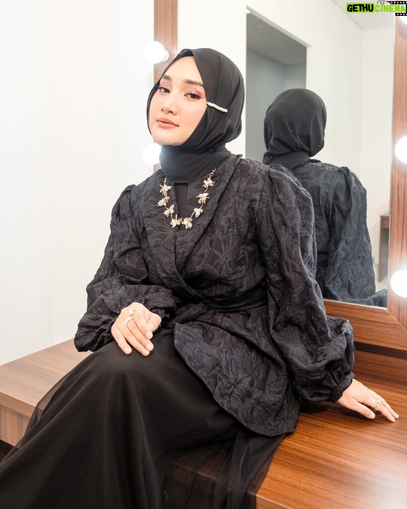 Fatin Shidqia Instagram - mirror, mirror... 🖤 ⠀⠀⠀⠀⠀⠀⠀⠀⠀⠀⠀⠀ ⠀⠀⠀⠀⠀⠀⠀⠀⠀⠀⠀⠀ ⠀⠀⠀⠀⠀⠀⠀⠀⠀⠀⠀⠀ Dress by @holypeony.id Styled by @_gilygily Makeup by @cantikawannadewi Hijab by @awanisaw Photographed by @wirananda_ashari