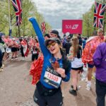 Febby Rastanty Instagram - It’s been almost a week since London Marathon but my feet still hurts a bit :’) London Marathon is so far the hardest among all of the 3 marathons that I have ever been. Proses dan program latihannya sih sudah dijalankan semaksimal yang aku bisa tapi ternyata semua yang terjadi saat hari H marathon adalah misteri hahaha. Km 1-25 semua aman dan stabil di pace yang sama (walaupun agak over dikit) Lalu selanjutnya tiba-tiba kaki mulai ngerasa kram. Gaenak banget rasanya. Akhirnya memutuskan untuk tahan dan tetep dilariin aja, siapa tau ilang sendiri. Tapi sayangnya gak. Aku berusaha cari distraction dengan bikin video dan nyanyi-nyanyi sambil dengerin lagu, tapi gak ngaruh. Akhirnya sempet berhenti, stretching dikit, trus lanjut lagi. Masih sakit banget. Yang ada di pikiran adalah “yaudah feb, kalau sakit ya dilariin aja biar cepet selesai abis itu istirahat deh” hahaha 😂😂😂 sambil berdoa dalam hati minta dikuatkan. Akhirnya memutuskan run walk aja. Lari 2 km, trus jalan bentar trus lari lagi. Gitu aja terus. Paksa diri buat senyum siapa tau bisa sugesti biar gak sakit, ternyata gak ngaruh hahahaha. Kayaknya emang ada masalah dengan kakiku, karena gapernah sesakit ini. Tapi tetep mottonya: jalan bentar gapapa, yang penting gak boleh berhenti sebelum finish. Si cewek ambi ini emang bukan atlit tapi kalau soal mental boleh diadu 🤪✌🏻 and hey, I still finished the 42 km in 4 hours and 27 mins! Berterima kasih kepada diri sendiri yang gak pernah kenal kata nyerah, selalu mau berjuang dan maju terus! 🥹❤️ Terima kasih juga untuk mama dan tim cheering yang bikin aku makin semangat (disaat kaki sakit, motivasinya lari adalah pengen cepet-cepet sampe di titik janjian ketemu sama tim cheering biar lebih semangat ketemu orang-orang tersayang 🥰). London Marathon is the hardest yet it holds a special place in my heart. Beautiful view, amazing crowd. And what makes it even more memorable is I did that with my brother. 3 down, and 3 more to go. What’s next? 😌