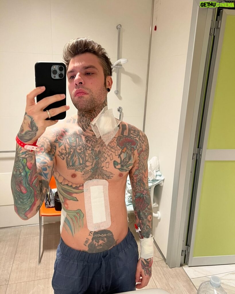 Fedez Instagram - Esattamente 2 anni fa mi operavo di tumore al pancreas. 2 fottuti anni! La vita è bella ❤️💪🏻