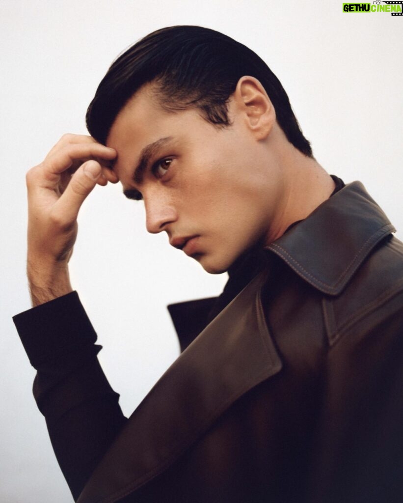 Felix Mallard Instagram - Model-turned–TV heartthrob Felix Mallard learned how to connect with himself the first time he landed on a film set. Now, he’s more committed than ever to performances that make people feel seen.⁠ ⁠ Read the story by Carrie Wittmer from CULTURED's new February/March 2023 issue in link in bio.⁠ Photography by Kobe Wagstaff. ⁠ ⁠ @itsfelixwhat #felixmallard ⁠ #ginnyandgeorgia