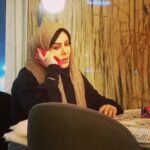 Felor Nazari Instagram - پشت صحنه تمرین قبل از ضبط فیلم «عطر سیب کال » کارگردان : سید مجتبی اسدی پور که سابقه همکاری و آشنایی ما حدود ۲۵ یا ۲۶ ساله و هردو هم در دانشگاه علمی کاربردی واحد ۴۸ و واحد ۴ تدریس می کنیم ایشون کارگردانی و من بازیگری تهیه کننده : مهران جهاندیده که علی الرغم جوان بودنشان شور و اشتیاق ساختن کار دارند و فیلمهای زیادی رو تهیه کردند و کلی نیروی جوان و با استعداد شیرازی و غیر شیرازی ، با یک دنیا آرزو ( که امیدوارم به همه ی آرزوهاشون برسند ) اینم پشت صحنه ی که عزیزی لطف داشت کرفت و برام فرستاد برای همه ی دوستان و همکارانم و تمام هنرجویان و دانشجویانم موفقیت روزافزون خواهانم من در این فیلم یکی از دانشجویانم ( پسر )و یک هنرجو ( دختر )از مدرسه هنر و ادبیات رو معرفی کردم تا عملا هم کار حرفه ای رو تجربه کنند شاد و تندرست باشید همراهان پیجم که دوستتون دارم زیاد ❤️