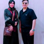 Felor Nazari Instagram - هنرمند گرامی و خوش صدا و مردمی ممنون از دعوتتون شب بسیار خوبی رو برای همه رقم زدید خداوند مهربان همواره پشت و پناهتون باشه و همیشه بدرخشید @mohsenebrahimzadeh ممنون از مزون @sweet_dolcee برای طراحی این مانتو خاص و زیبا ❤️🙏🏻