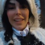 Felor Nazari Instagram - برای خودتون زندگی کنید بگذارید هرکی هر چی می خواد بگه چون در نهایت شمایید که در بیماری و ناراحتی و روزهای بد و احوال بد ، تنهایید به ندرت انسانهای خوش قلبی وجود دارند که بدون انتظار در همه حال کنارتونن. اما غالبا اینطور نیست تنها به این دنیا امدید و تنها هم از این دنیا می روید یک بار فقط ، یک بار فرصت زندگی در این دنیا را دارید پس اونطور که دلتون می خواد زندگی کنید ( البته می دونم شرایط همه یکسان نیست ) اما تلاش کنید هنوز زمین و آسمان و هوا را صاحب نشده اند و شما به قدر نیازت می توانی لذتشو ببری من در شرایط سخت همیشه می گم باشه دیگه هوا و طبیعت و برف و بارون زمین و که نمی تونید ازم بگیرید من از همه ی نعمتهای خدا لذت می برم و شکر گزاری می کنم و تلاش می کنم شرایط رو به نفعم تغییر بدم به خودت آزادی و شادی هدیه بده برای همه خیر و خوبی بخواه و انرژی منفی و نه و نمیشه و .. بریز دور انسان تواناتر از اون چیزیست که در یک بعد میبینیم ما تک بعدی نیستیم چشم سرمان را باز کنیم تا حقایق بیشتری را ببینیم خدا با ماست