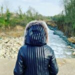 Felor Nazari Instagram - گیلان لاهیجان لطف یکی از دوستان ممنونم برای زحمت این ویدیو معرفت به ذاتِ آدماست. نه پیشینه، نه جایگاه و نه نسبت! معرفت، یه چیزی شبیهِ یه مهره‌ی یاقوتی رنگه که دور قلب بعضی‌هامون هست پیوسته به یه نخِ نامرئی! دورِ قلب ِ بعضی‌هامون نه! بیخودی تو آدما دنبالِ توجیه نگردین! معرفت به ذاتِ آدماست... #jamea_ravan_mohitesabz