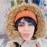 Felor Nazari Instagram - کسی نمی‌تواند به طبیعت بگوید چرا زمستان شدی؟ چرا پاییز نماندی؟ کسی نمی‌تواند به برف بگوید که چرا آب شدی؟ یا اصلاً چرا آمدی که آب بشوی؟ کسی نمی‌تواند به زمین اعتراض کند که چرا انقدر سرد می‌شوی... کسی نمی‌تواند به پاییز بگوید که چرا دلگیری؟ چرا برگ‌ها را حرام می‌کنی؟ چرا زرد می‌شوی؟ چرا اخم می‌کنی؟ چرا اشک می‌ریزی؟ کسی به تابستان نمی‌گوید که چرا انقدر گرمی؟ کسی نمی‌پرسد که بارانت کو؟ از همه مهم‌تر بهار که همه‌چیز تمام است و هیچ‌کس به بهار نمی‌گوید که تا الان کجا بودی؟ و کسی نمی‌گوید چرا همیشه نمی‌مانی؟ هیچ‌کس از تابستان توقع برف ندارد و هیچ‌کس از زمستان توقعِ گرمای تابستان و کولر آبی ندارد.... همان‌قدر که طبیعت حق دارد همیشه بهار نباشد آدم هم حق دارد آدم حق دارد یک‌وقت‌هایی زمستان باشد حق دارد یک‌وقت‌هایی سرد باشد یک‌وقت‌هایی دل‌گیر و گریان باشد یک‌وقت‌هایی به طرزِ خفه کننده‌ای گرم باشد.. گذرِ فصل‌ها طبیعت آدم است آدم همیشه بهار نیست! #جامعه_روان_محیط_سبز #کیومرث_مرزبان