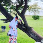 Felor Nazari Instagram - حوصله تان از خانه نشینی سر رفته؟! کافیست تخت بیمارستان را مجسم کنیم که میتوانستیم هم اکنون روی آن از ناراحتی جسمی و روانی کلافه باشیم! کدام ترجیح دارد؟ خانه یا بیمارستان؟ میتوانستیم جای پزشکی باشیم که بیماران روی صورتش عطسه و سرفه میکنند و هر آن ممکن است به کام ویروس و بیماری کشیده شود. کدام راحت تر است؟ مبل کسل کننده ی خانه یا جایگاه او؟ میتوانستیم جای پرستاری باشیم که روزهاست فرزندانش را به دیگران سپرده از ترس اینکه هنگام بازگشتن از بیمارستان آنها را آلوده کند! کدام سخت تر است؟! ندیدن فرزندان یا کنارشان وقت گذراندن در کنج خانه؟ خانه هر چقدر هم کسل کننده باشد، بسیار راحت تر است! کمی متفاوت نگاه کنیم! « این عکس پارسال تابستونه شما ل نمک آبرود چالوس هتل هایت »