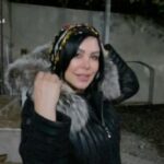 Felor Nazari Instagram - نمی‌توانی شیرینی زندگی را بچشی بی‌آنکه همزمان خشمی مطلق نسبت به بدی‌هایی که از هر سو آن را در بر گرفته است، احساس کنی. این همان قانونی است که نقاشان از آن پیروی می‌کنند زمانی که سیاه را تقویت می‌کنند تا روشنایی‌هایشان واقعا بدرخشد. 📙جشنی بر بلندی‌ها 🖋کریستین بوبن